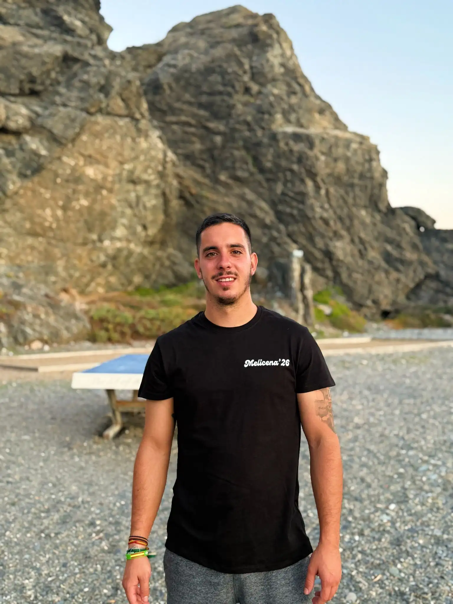 Juan con la camiseta negra de Melicena, frontal. La camiseta negra pone 'Melicena 2026'